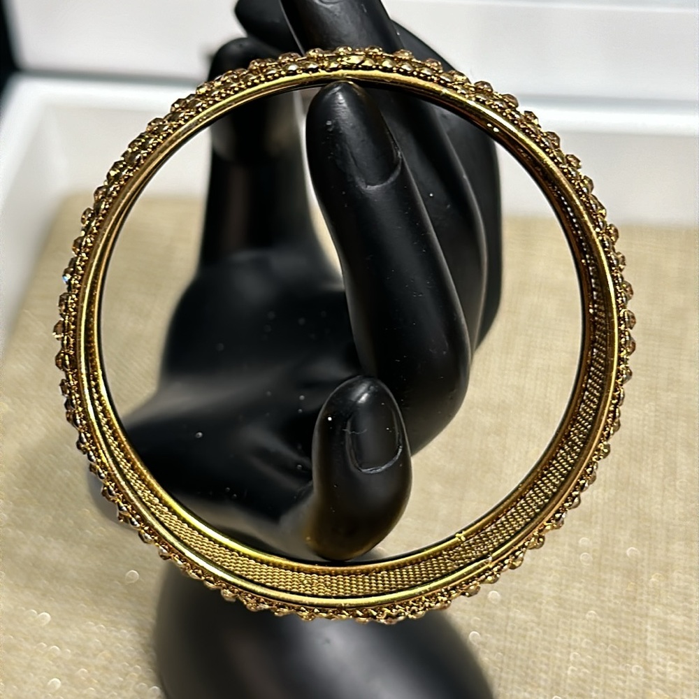 Beautiful Gold Tone Bangle - Picture 4 of 9